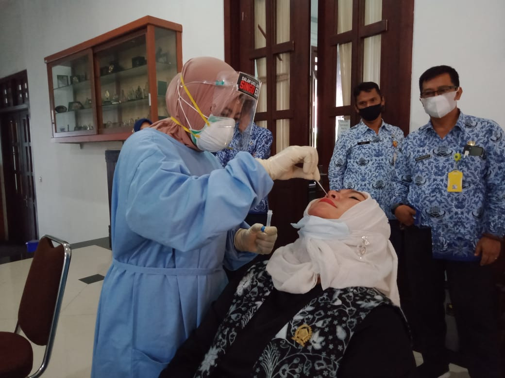 Salah satu anggota DPRD Kota Malang yang dilakukan tes swab antigen Covid-19 (Foto: Lalu Theo/ngopibareng.id)