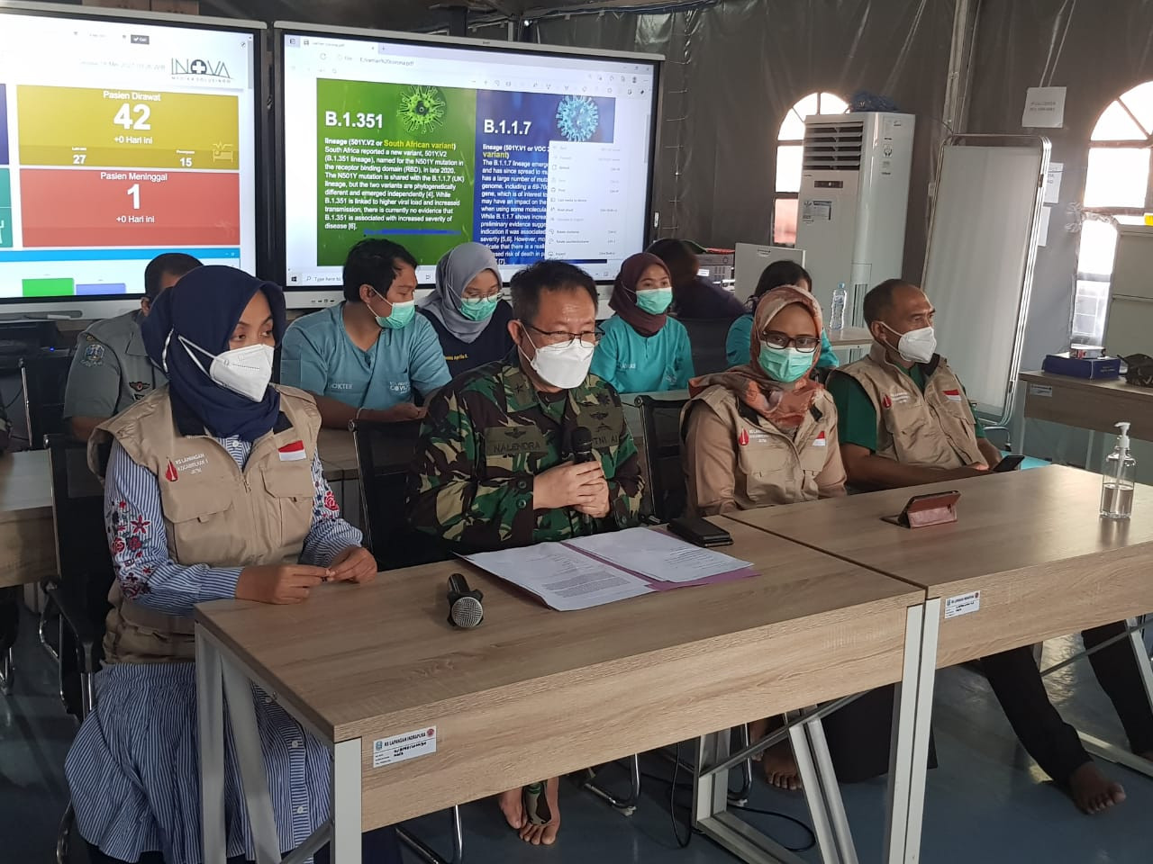 Tim dokter RSLI saat menjelaskan kondisi dua Pekerja Migran Indonesia (PMI) yang terpapar mutasi virus Covid-19 asal Inggris dan Afrika Selatan, Selasa 18 Mei 2021. (Foto: Fariz Yarbo/Ngopibareng.id)