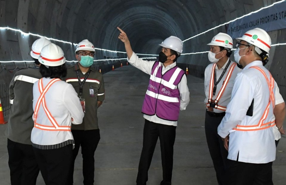 Presiden Joko Widodo saat meninjau pembangunan kereta cepat Jakarta-Bandung. (Foto: Setpres)