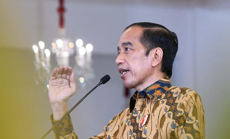 Presiden Joko Widodo menginstruksikan seluruh kepala daerah dan jajarannya untuk memantau penanganan Covid-19 di daerah masing-masing selama masa libur lebaran. (Foto: Setpres)