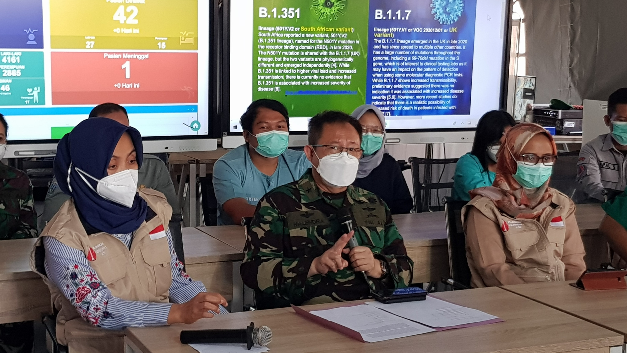 Penanggung Jawab RSLI, Laksamana Pertama TNI I Dewa Gede Nalendra (tengah) saat menjelaskan kondisi dua PMI yang terpapar Covid-19 dengan mutasi baru, Selasa 18 Mei 2021. (Foto:Fariz Yarbo/Ngopibareng.id)