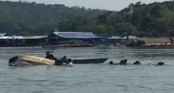 Perahu wisata terbalik di Waduk Kedung Ombo, Boyolali, Jawa Tengah, Sabtu 15 Mei 2021. (Foto: Istimewa)