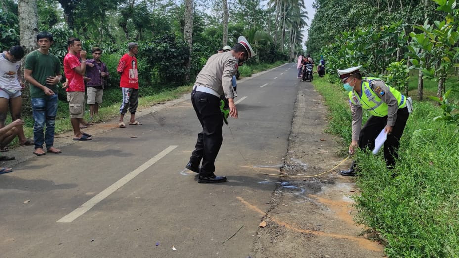 Petugas melakukan olah TKP kecelakaan di Jalan Raya Perkebunan Kalibendo (foto:istimewa)