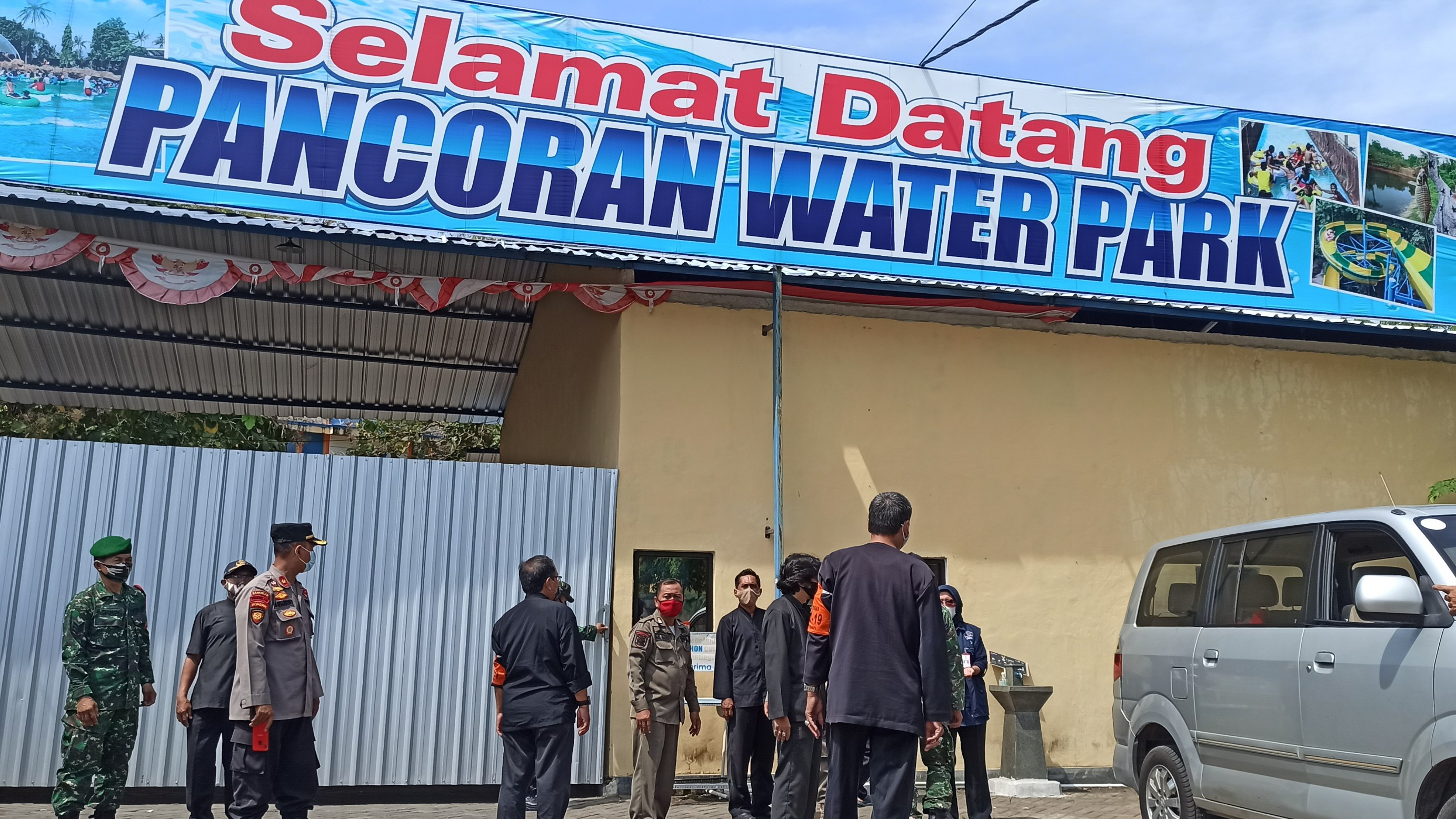 Satgas Penanganan Covid-19 Kecamatan Rogojampi menutup akses masuk ke destinasi wisata Pancoran Water Park. (Foto: Muh Hujaini/Ngopibareng.id)
