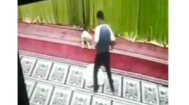 Tangkapan layar pria lecehkan anak perempuan saat salat di masjid (Foto: tangkapan layar Instagram warungjurnalis)