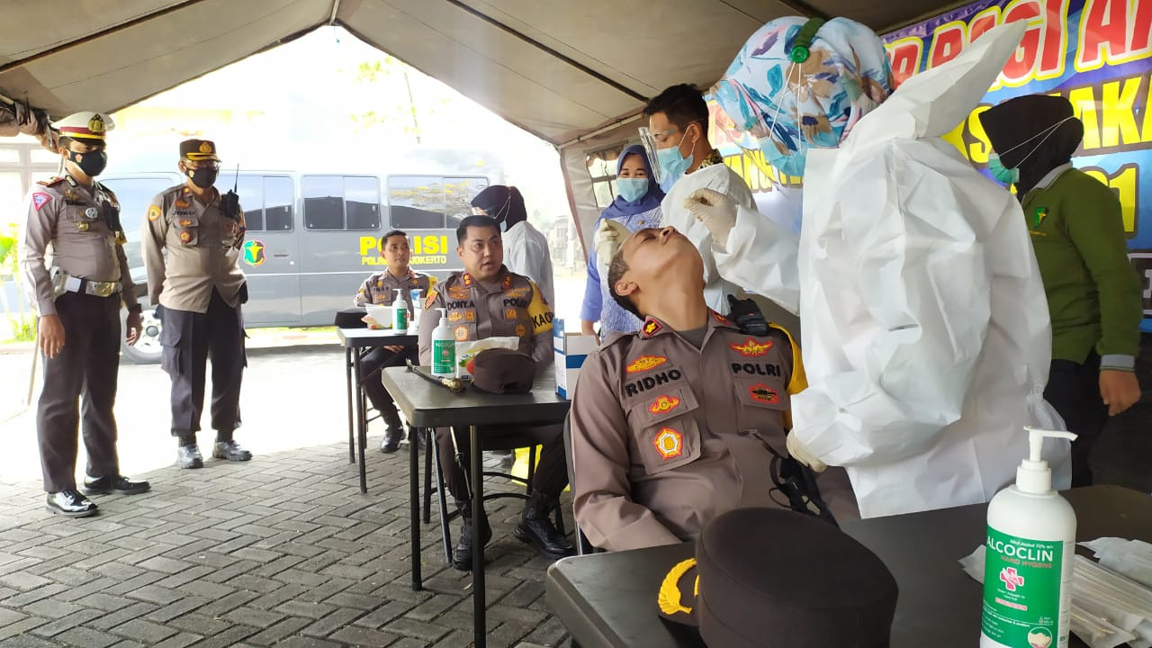 Personel jajaran Polres Mojokerto saat menjalani tes swab PCR di halaman Mapolres Mojokerto, Jawa Timur. (Foto: Deni Lukmantara/Ngopibareng.id)