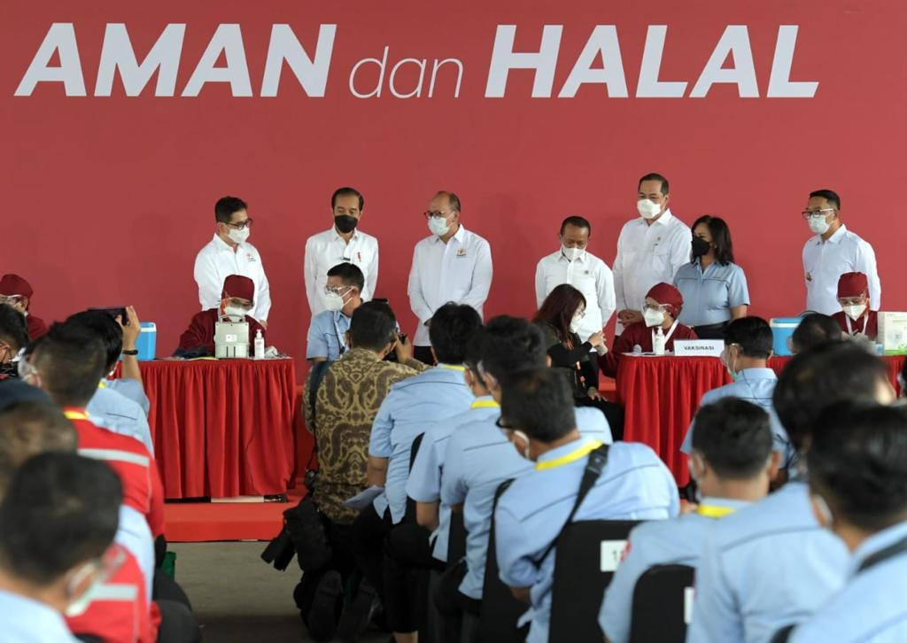Presiden Joko Widodo (Jokowi) tinjau pelaksanaan perdana program vaksinasi Gotong Royong di Kawasan Industri Jababeka, Cikarang, Kabupaten Bekasi, Jawa Barat, pada Selasa, 18 Mei 2021. (Foto: Setpres)