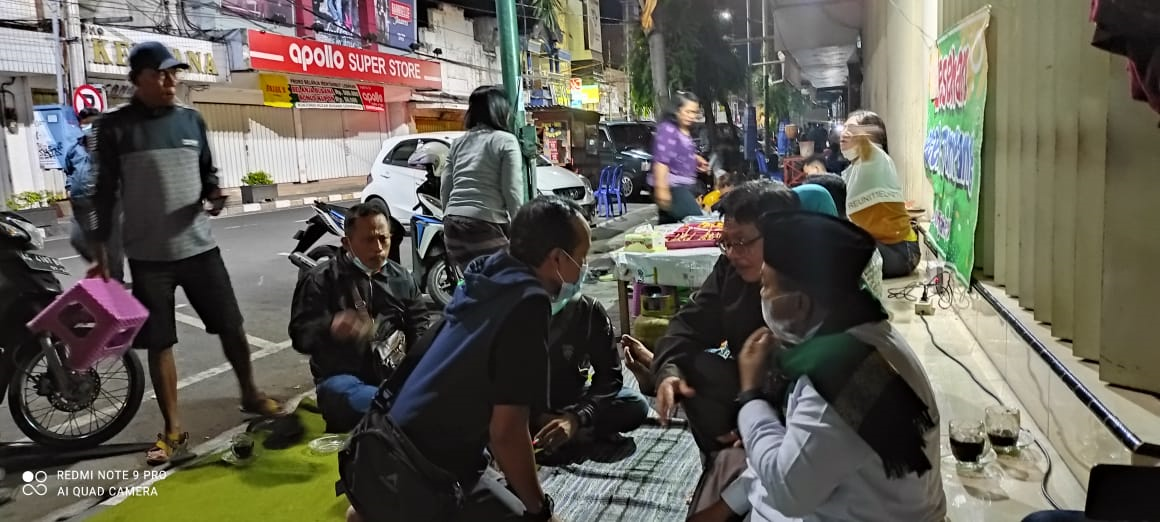 Suasana Jalan Dhoho Kediri saat malam yang dipenuhi pedagang kuliner. (Foto: Fendhy Plesmana/Ngopibareng.id)