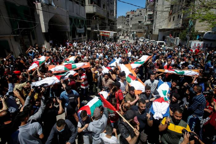 Pemakaman warga Palestina akibat ledakan di Jalur Gaza. (Foto: reuters)