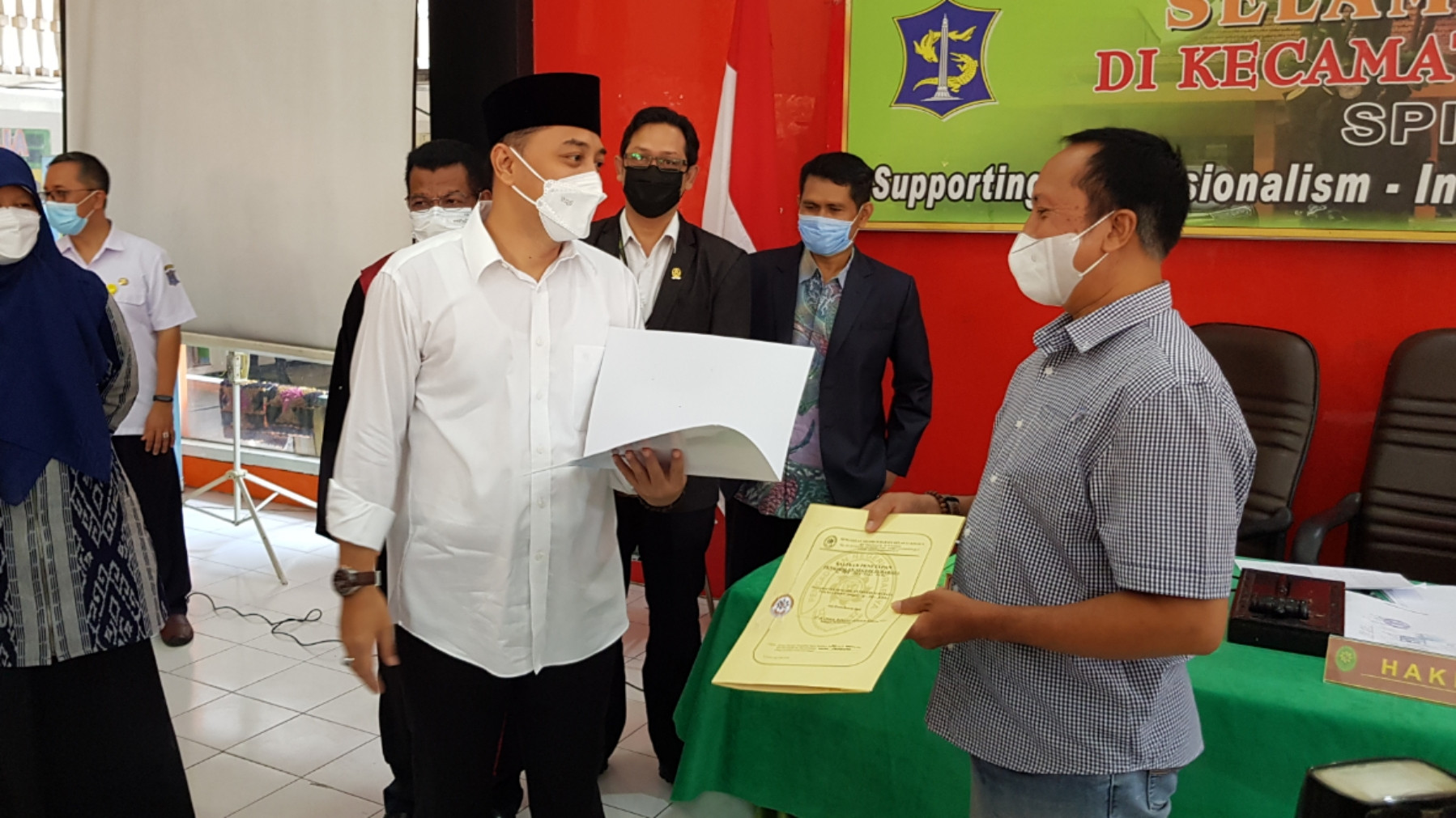 Walikota Surabaya, Eri Cahyadi secara simbolis menyerahkan administrasi kependudukan yang selesai disidangkan kepada warga di Kantor Kecamatan Tambaksari, Surabaya, Rabu 19 Mei 2021. (Foto: Fariz Yarbo/Ngopibareng.id)