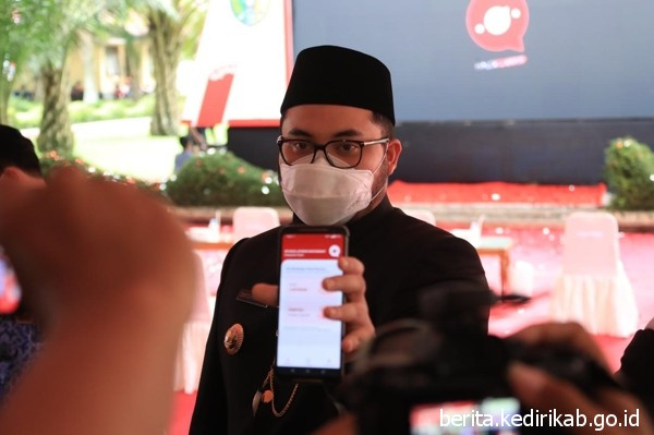 Bupati Kediri Hanindhito Himawan Pramana saat meluncurkan aplikasi Halo Masbup. (Foto: Istimewa)