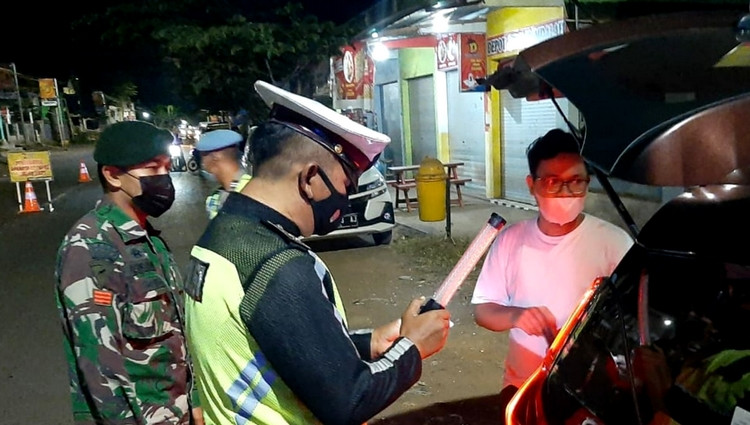 Petugas gabungan polisi dan TNI di Bondowoso saat memeriksa pengendara di pos penyekatan Operasi Ketupat Semeru 2021. (Foto: Dok. Satlantas Polres Bondowoso)