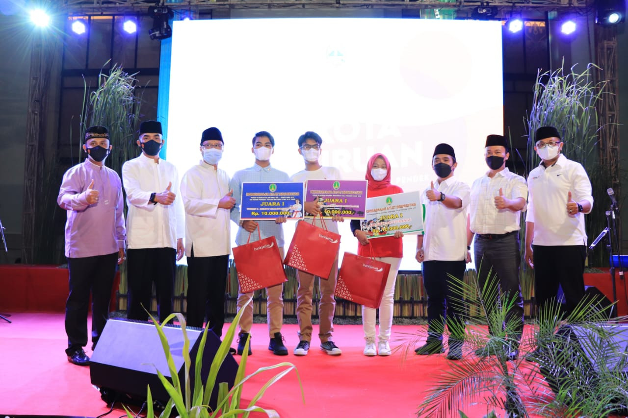 Para juara lomba E-Sport saat menerima hadiah, Selasa malam tanggal 18 Mei 2021 di halaman Gedung Kesenian Darmoyudo Kota Pasuruan. (Foto: istimewa)