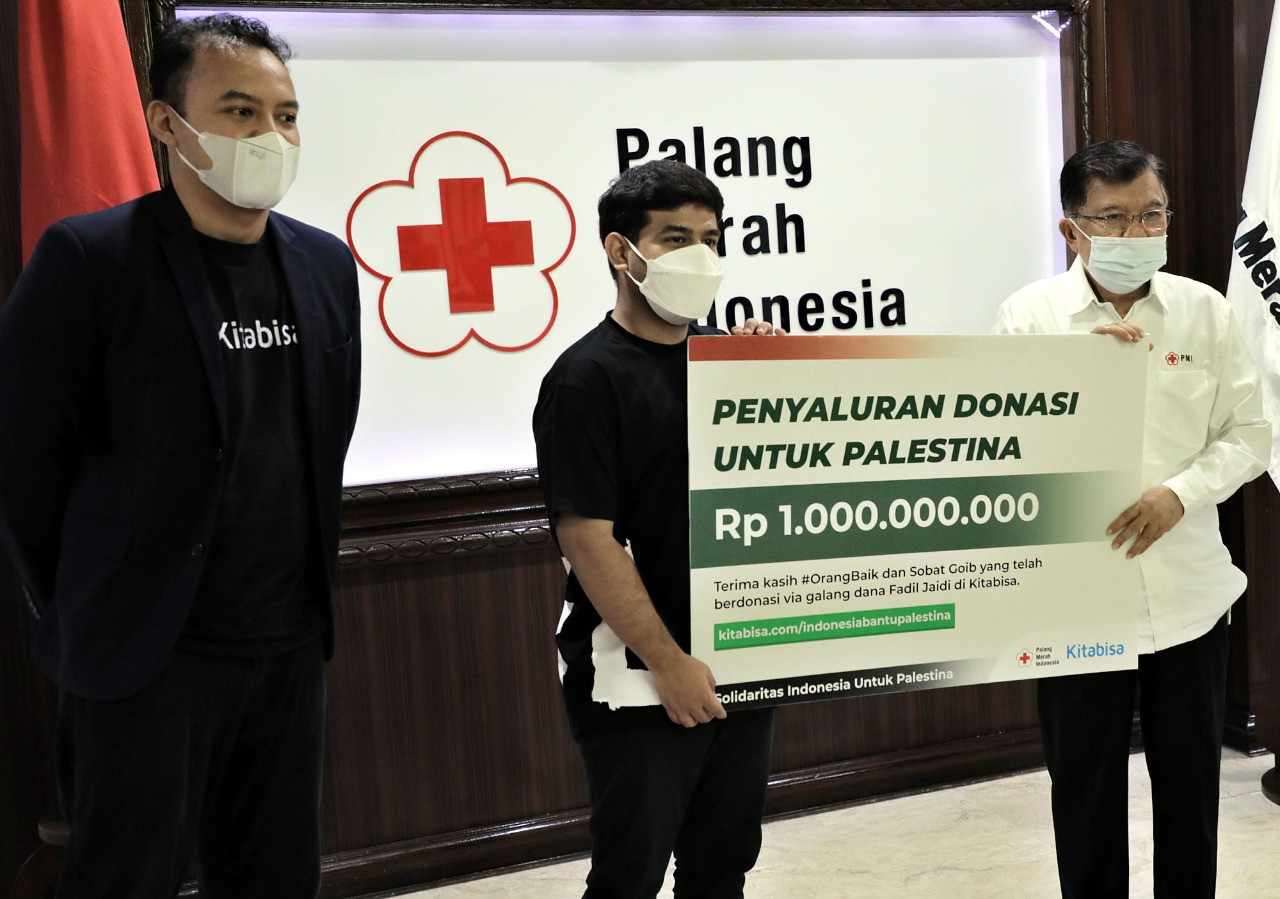 Palang Merah Indonesia (PMI) menerima donasi Rp1 Milyar untuk Bantuan Kemanusiaan Palestina yg digalang oleh Fadil Jaidi di Kitabisa.com, Rabu, 19 Mei 2021. (Foto: Dok PMI)