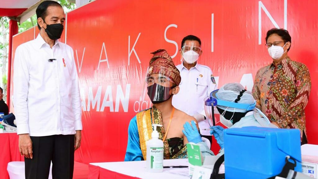 Presiden tinjau vaksinasi massal di Bintan Inti Industrial Estate (BIIE), Kabupaten Bintan, Kepulauan Riau. (Foto: Setpres)