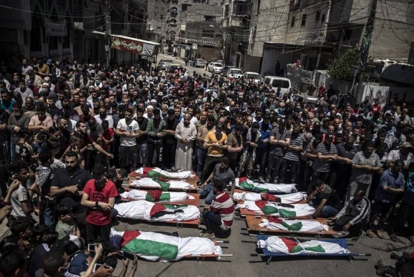 Palestina berduka, sebagian korban keganasan Israel sedang disalati sebelum dimakamkan. (Foto: Istimewa)
