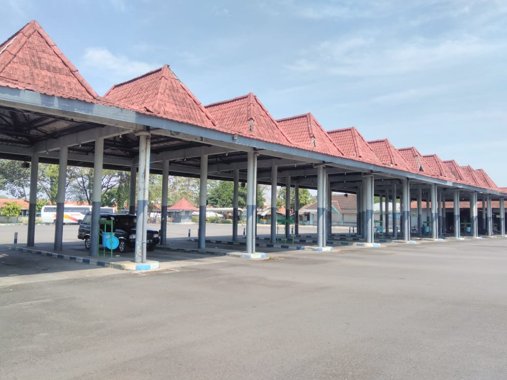 Suasana terminal Kepuhsari Jombang yang tetap sepi meski angkutan penumpang boleh beroperasi lagi. (Foto: Mardiansyah Triraharjo/Ngopibareng.id)