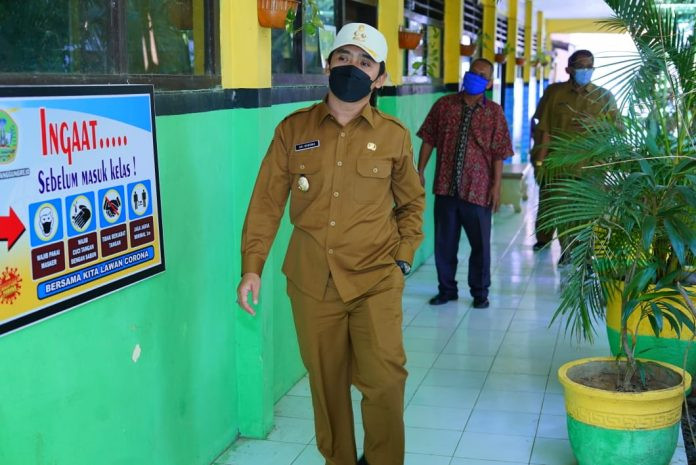 Wakil Walikota Pasuruan, Adi Wibowo saat meninjau kesiapan sekolah menjelang pembelajaran tatap muka. (Foto: Istimewa)