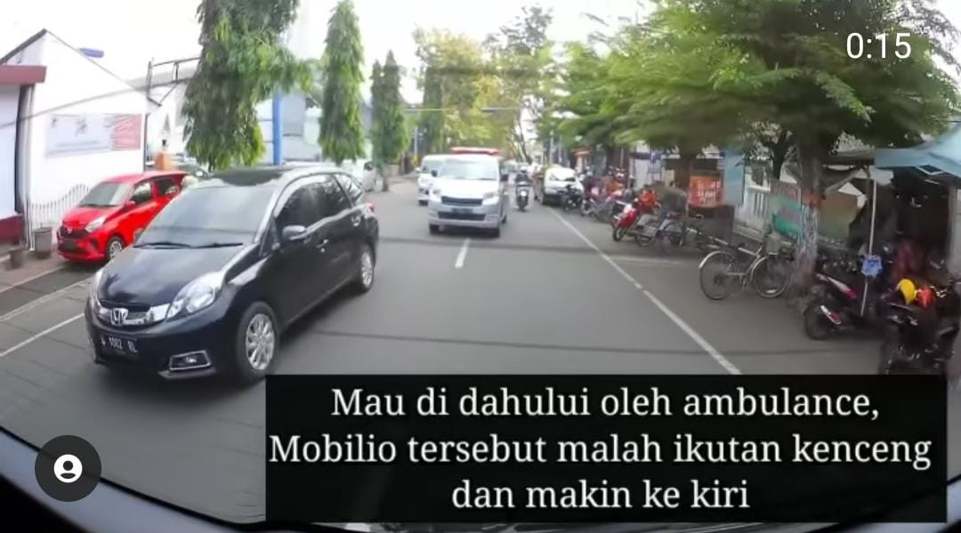 Screenshot video viral Mobil Halangi Laju Ambulance di Mojokerto. (Foto: Instagram @Dashcam Indonesia)