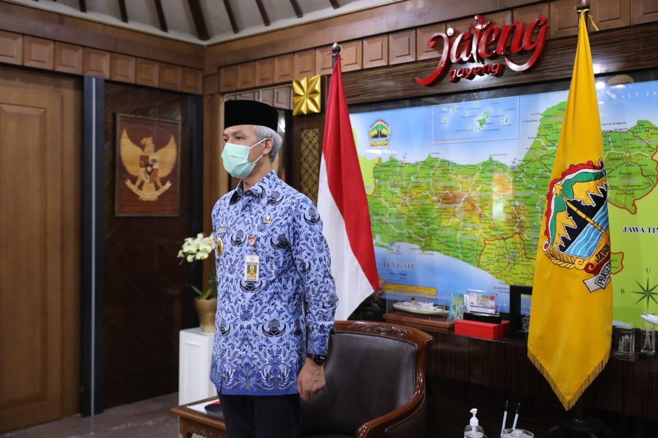 Gubernur Jawa Tengah Ganjar Pranowo menghentikan sejenak aktivitas di ruang kerjanya untuk menyanyikan lagu Indonesia Raya pada Harkitnas, Kamis, 20 Mei 2021. (Foto: Dok Jateng)