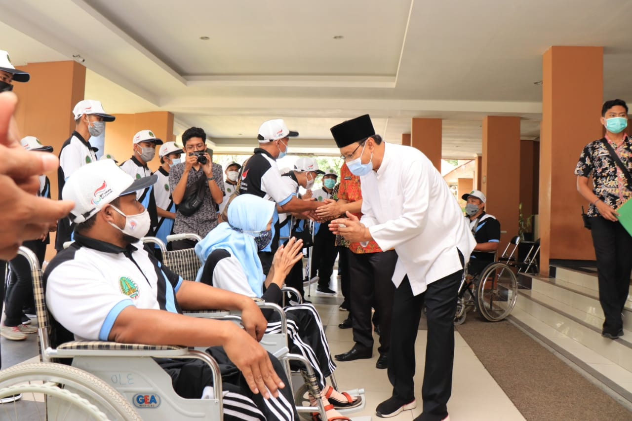 Walikota Pasuruan, Saifullah Yusuf (Gus Ipul) saat melepas kontingen atlet National Paralympic Committe (NPC) Kota Pasuruan pada hari ini, Kamis tanggal 20 April 2021.