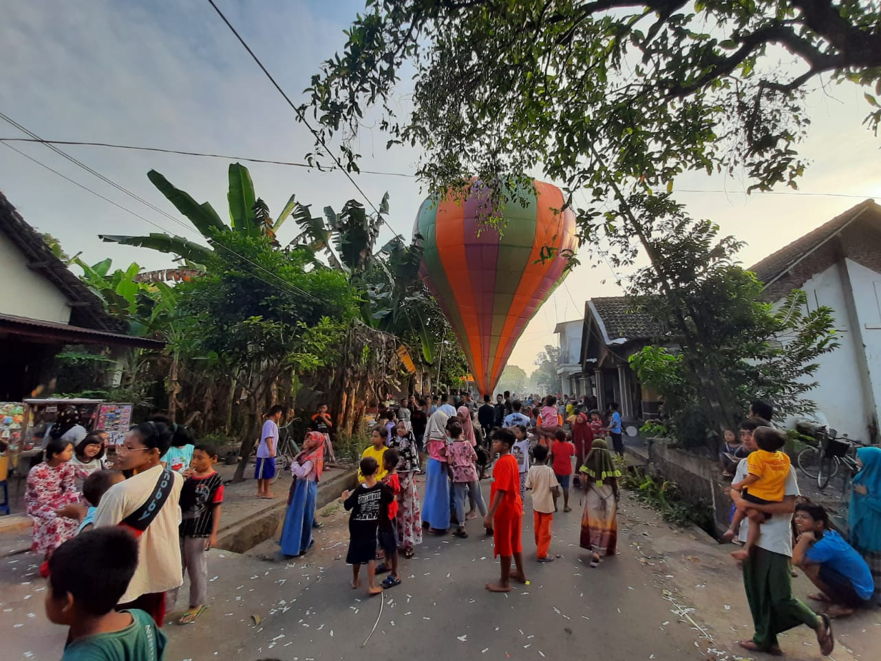 Wrga Dusun Kedungmelati, Desa Sumbermulyo, Kecamatan Jogoroto, Kabupaten Jombang, Jawa Timur melakukan tradisi menerbangkan balon udara saat lebaran ketupat yang jatuh Kamis 20 Mei 2021. Puluhan balon diterbangkan ke udara. (Foto: Istimewa)