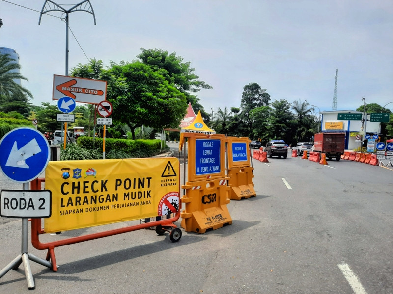 Salah satu check point Penyekatan dan Larangan Mudik 2021 di Kota Surabaya. Tepatnya di depan Mal Cito. (Foto: Alief Sambogo/Ngopibareng.id)