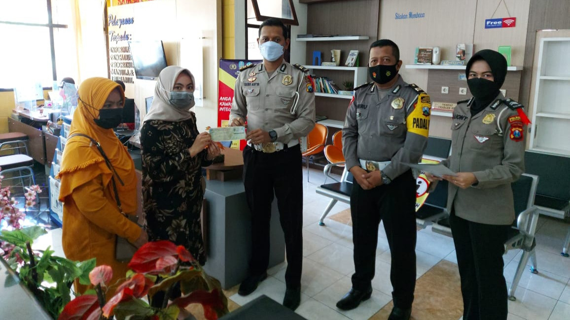 Petugas menyerahkan duplikat STNK kepada Mega Dian Pratiwi istri dari Kru Kapal Selam Nanggala 402 Almarhum Sertu (anumerta) Eda Pandu Yudha Kusuma (foto:istimewa)