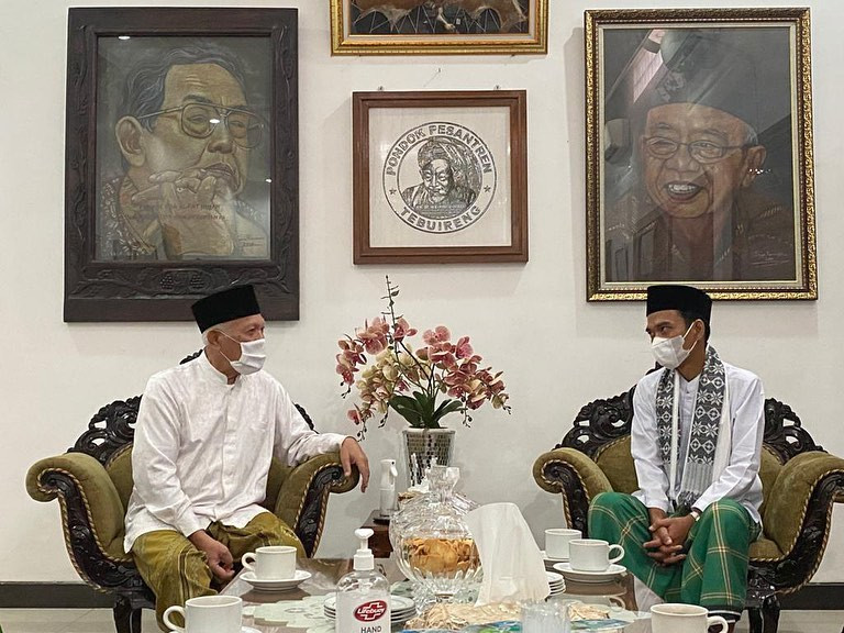 Pengasuh pondok pesantren Tebuireng KH Abdul Hakim Mahfudz saat berbincang dengan Ustadz Abdul Somad di ndalem kasepuhan, Rabu 19 Mei 2021. (Foto: Istimewa)