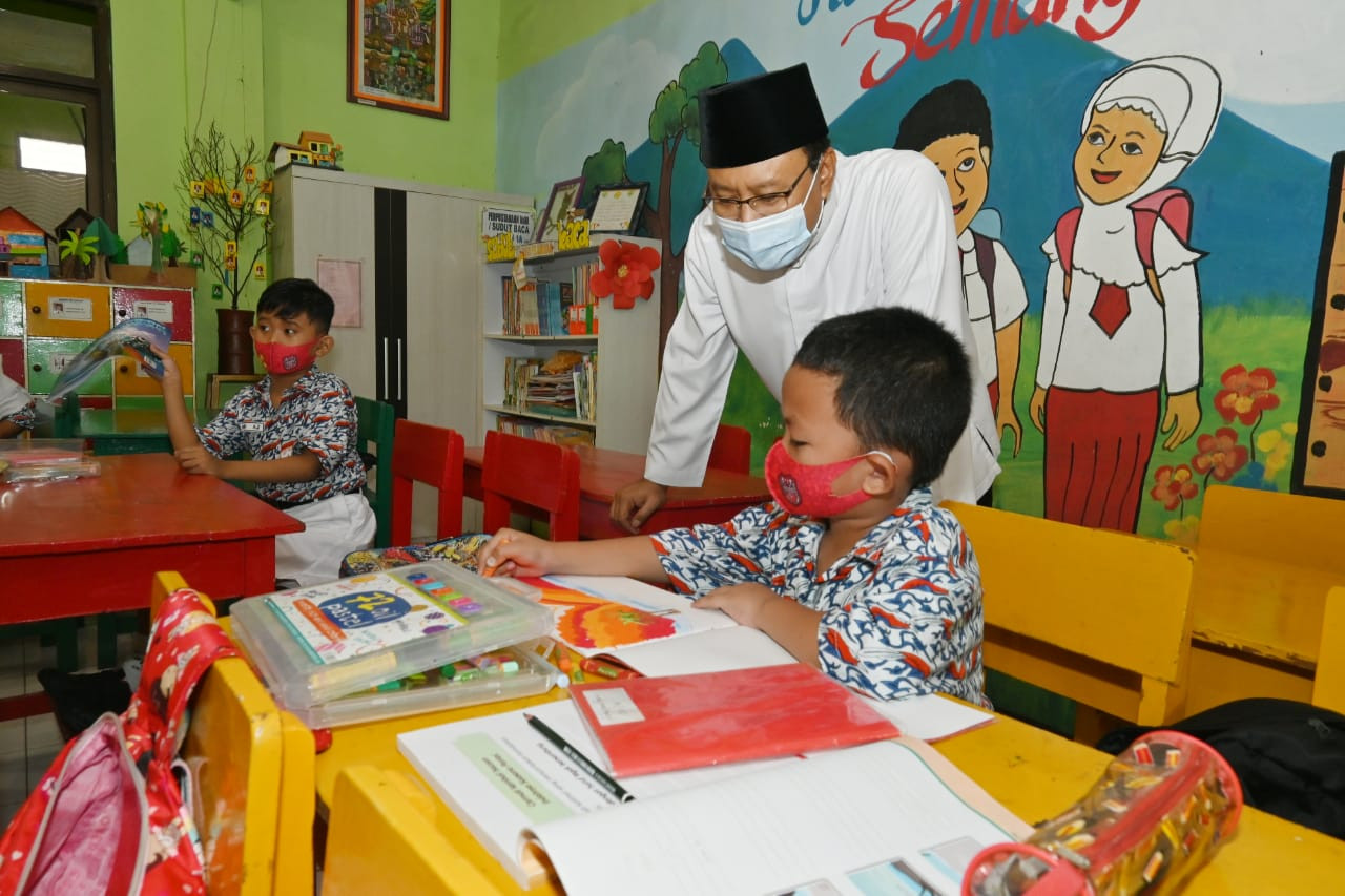 Walikota Pasuruan Saifullah Yusuf mengawasi pelaksanaan ujicoba pembelajaran tatap muka.(Foto: Istimewa)