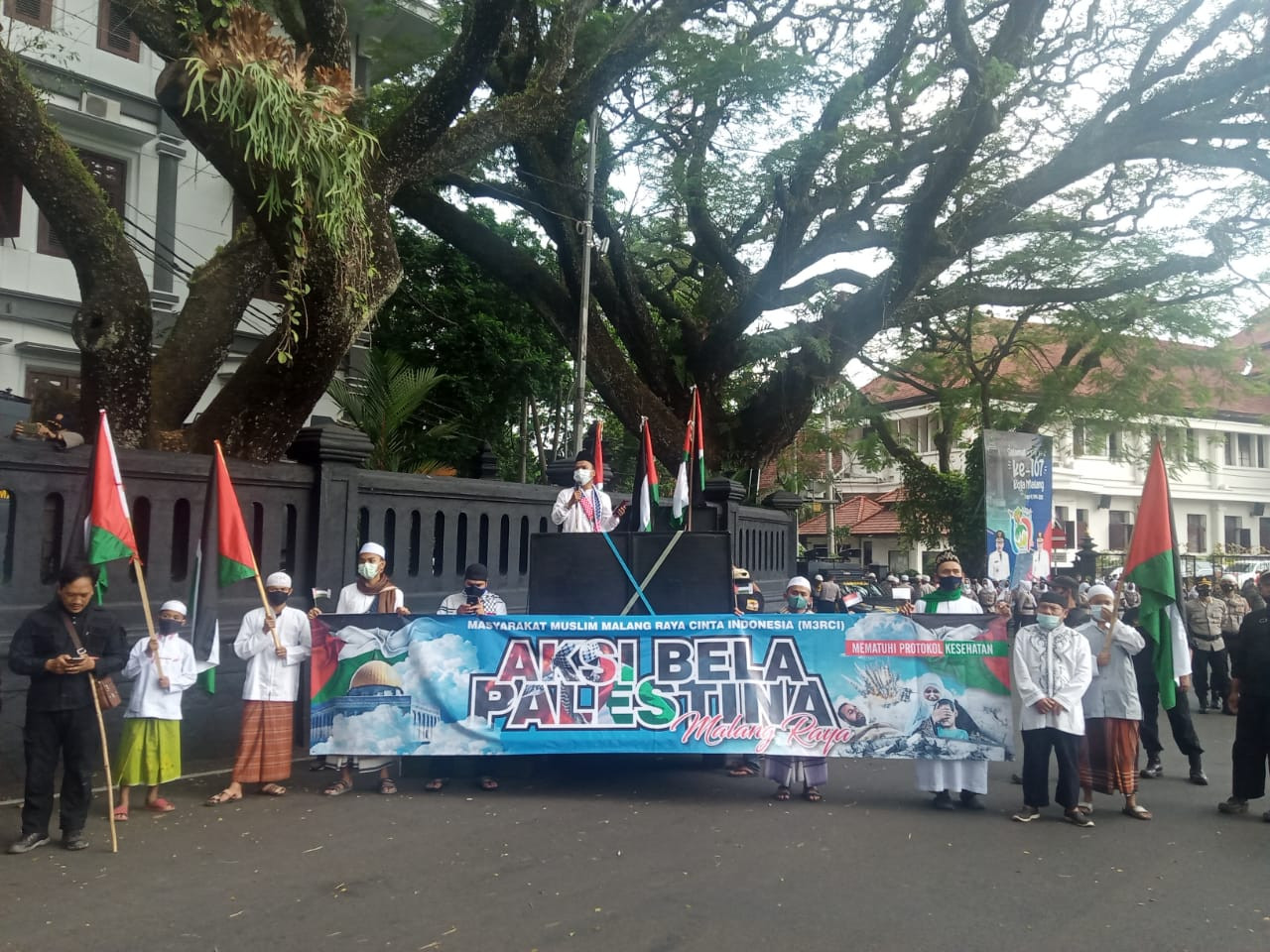 Aksi bela Palestina yang berlangsung di Bundaran Tugu Kota Malang, Jawa Timur. (Foto: Lalu Theo/Ngopibareng.id)
