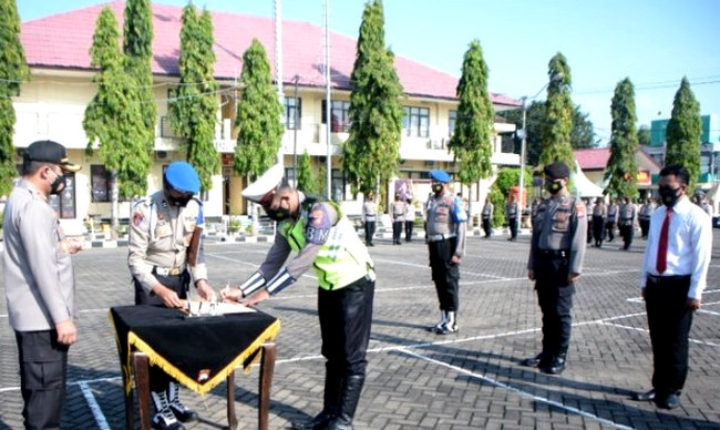 Seluruh anggota Polres Situbondo disaksikan langsung Kapolres AKBP Achmad Imam Rifai menandatangani pakta integritas antinarkoba di mapolres setempat, Jumat 21 Mei 2021. (Foto: Istimewa/ngopibareng.id)