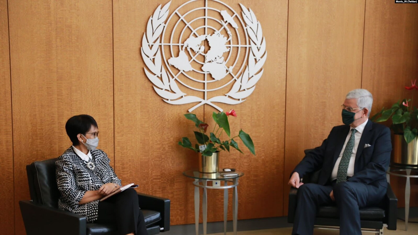 Menlu RI Retno Marsudi dengan Presiden Sidang Umum PBB ke-75 Volkan Bozkir di Markas Besar PBB di New York, 19 Mei 2021. (Foto: Twitter/@Menlu_RI)