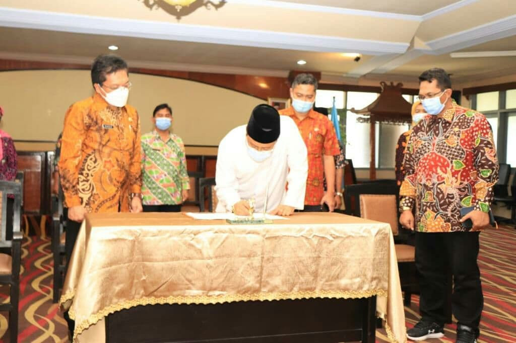 Walikota Pasuruan SaifullahYusuf menandatangani MoU Smart City dengan Kementerian Kominfo. (Foto: Istimewa)