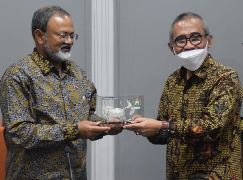 Dubes India untuk Indonesia Shri Manoj dan Rektor Unusa Achmad Jazidie. (Foto: istimewa)