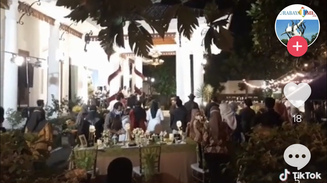 Potongan video @jatimtimes, yang menunjukan adanya kerumunan saat pesta ulang tahun Gubernur Jatim, Khofifah Indar Parawansa (Foto: Istimewa)