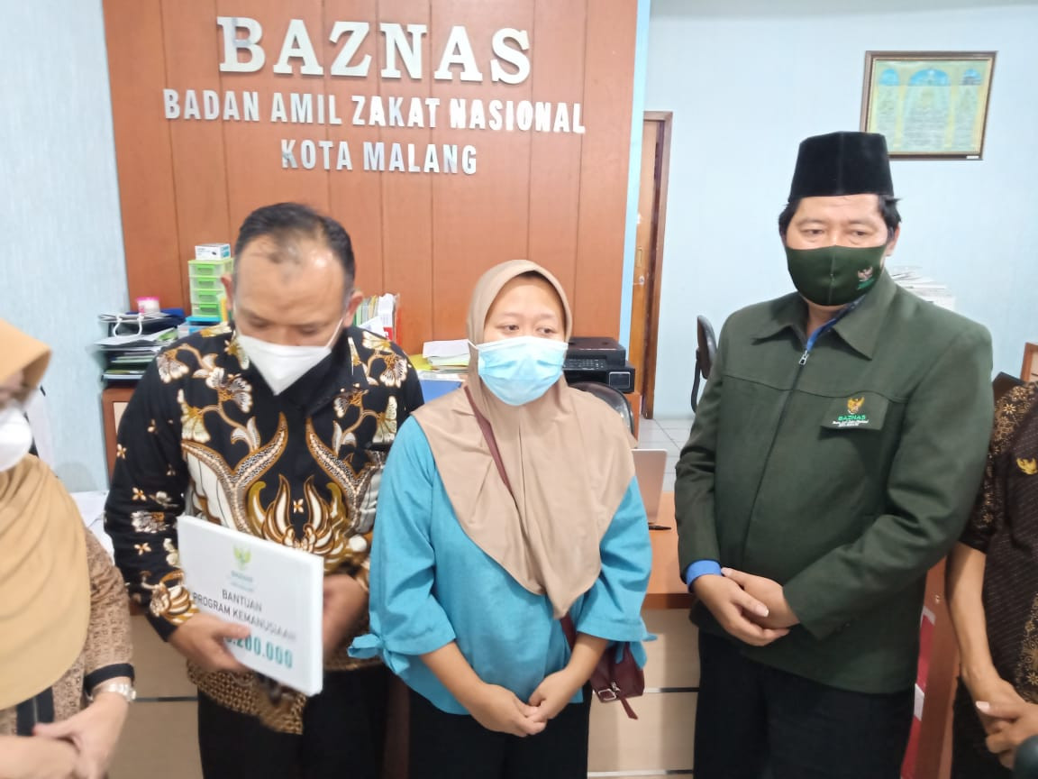 Korban pinjaman online berinisial S didampingi kuasa hukum saat mendatangi kantor Baznas Kota Malang, Jawa Timur. (Foto: Lalu Theo/Ngopibareng.id)