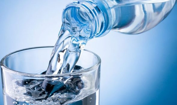 Ilustrasi air putih bermanfaat bagi kesehatan tubuh. (Foto: Istimewa)