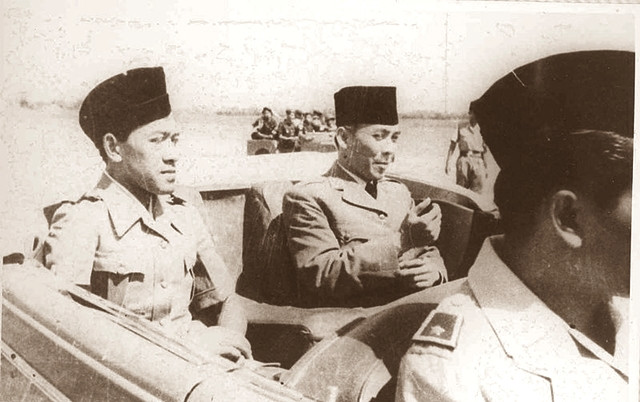 Sri Sultan Hemengku Buwono IX bersama Bung Karno di masa Revolusi Indonesia. (Foto: 30 Indonesia Merdeka)