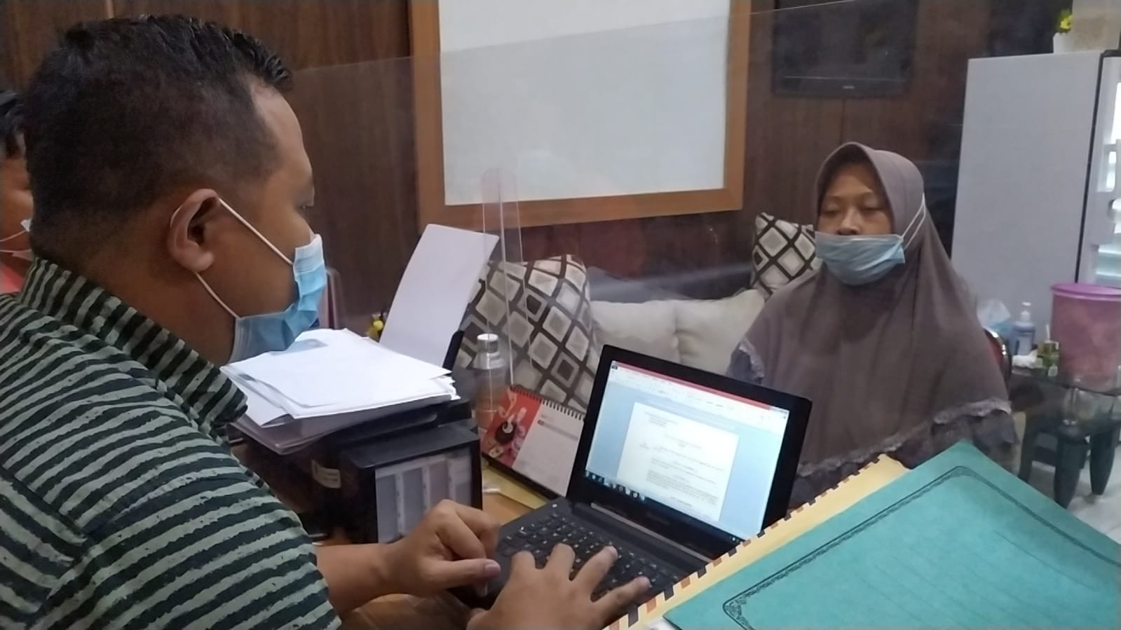 Tarmiati alias Mia, warga Desa Kembangsri, Kecamatan Ngoro saat diperiksa di Satreskrim Polres Mojokerto, Jawa Timur. (Foto: Deni Lukmantara/Ngopibareng.id)