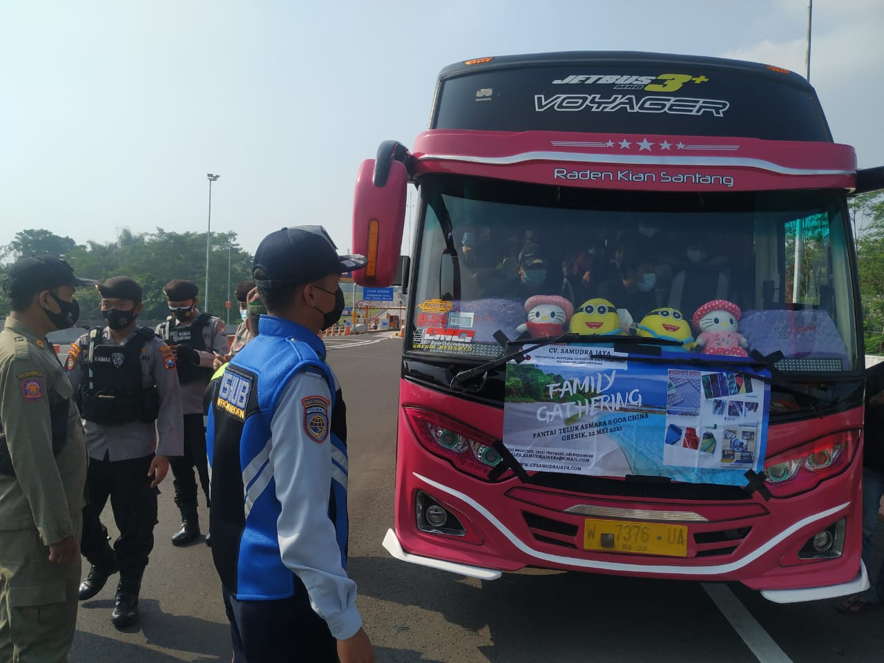 Satu bus rombongan wisatawan asal Gresik dilakukan putar balik dari Exit Tol Madyopuro, Kota Malang (Foto: istimewa)