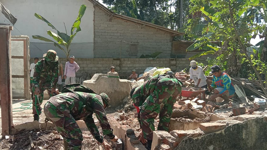 Personil Koramil Kalibaru bahu membahu bersama warga membersihkan puing rumah warga yang roboh akibat gempa bumi (foto: istimewa)