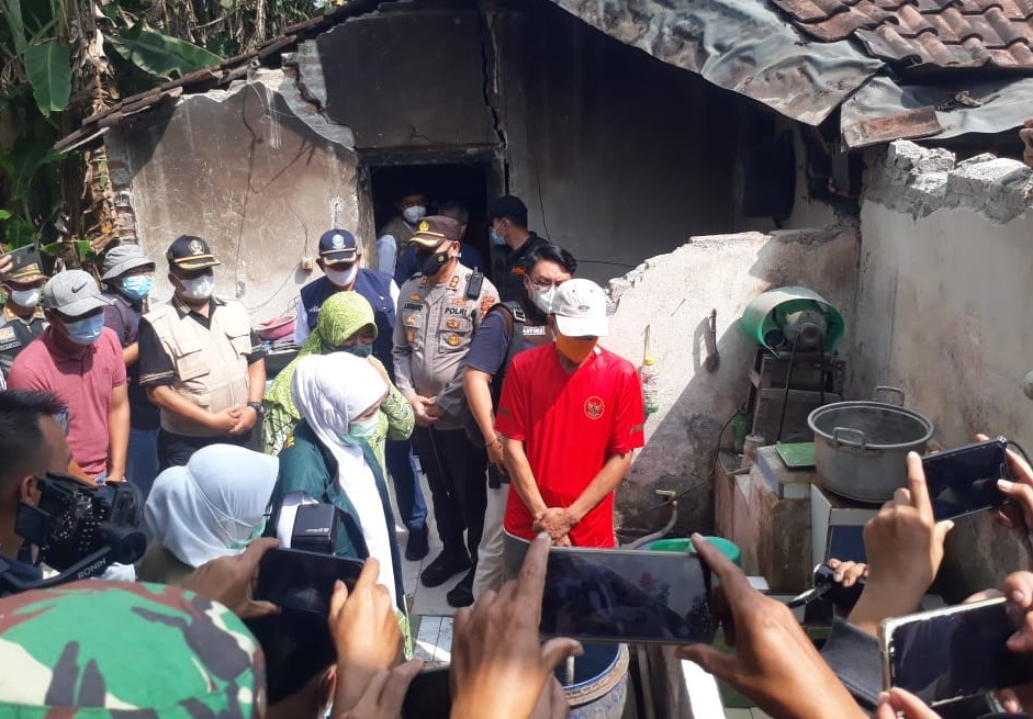 Gubernur Khofifah didampingi Bupati Blitar meninjau rumah produksi tempa milik Jazuli yang roboh akibat gempa. (Foto: Choirul Anam/Ngopibareng.id)