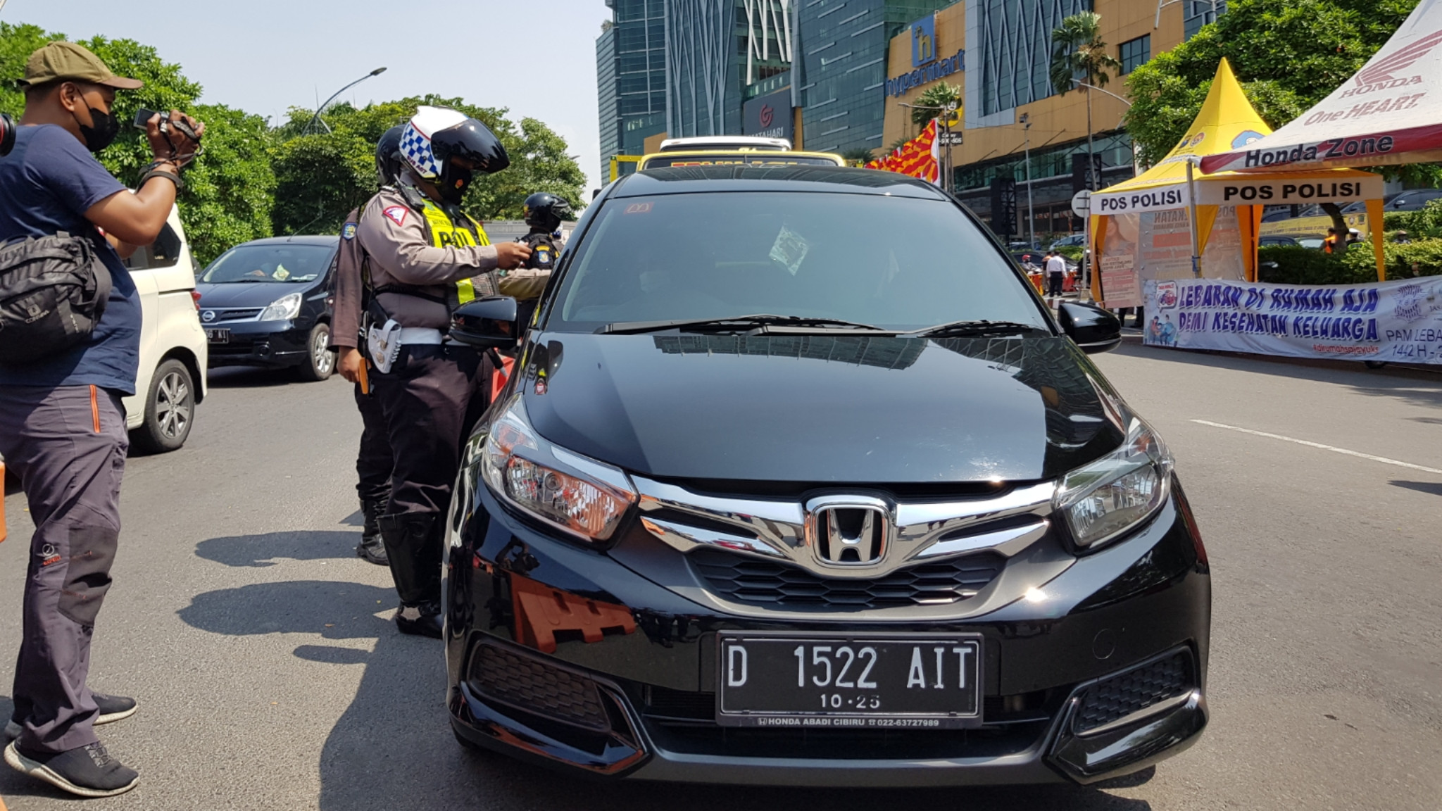 Petugas memeriksa kendaraan luar yang akan memasuki Surabaya di Posko Penyekatan Bundaran Waru, Surabaya, Sabtu 22 Mei 2021. (Foto: Fariz Yarbo/Ngopibareng.id)