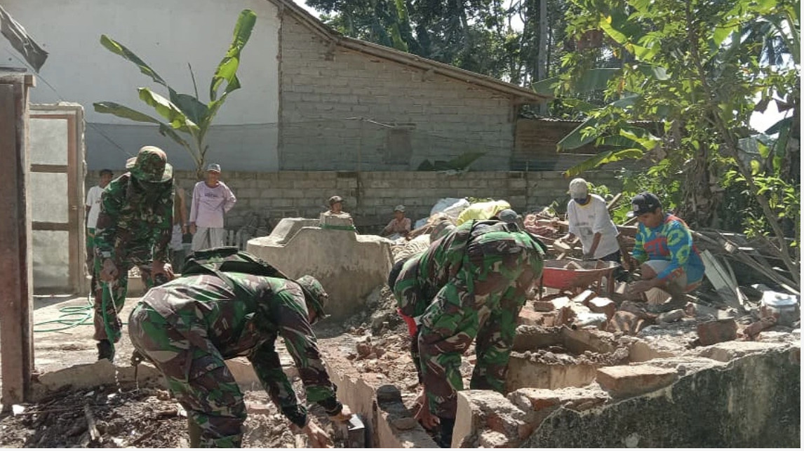 Personil Koramil Kalibaru bahu membahu bersama warga membersihkan puing rumah warga yang roboh akibat gempa bumi (Foto: istimewa)