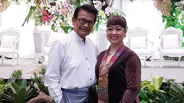 Foto kenangan penyanyi senior sekaligus pembawa acara Kuis Berpacu Dalam Melodi, Koes Hendratmo bersama mendiang istrinya, Aprilia Puspitawati. (Foto: Instagram)