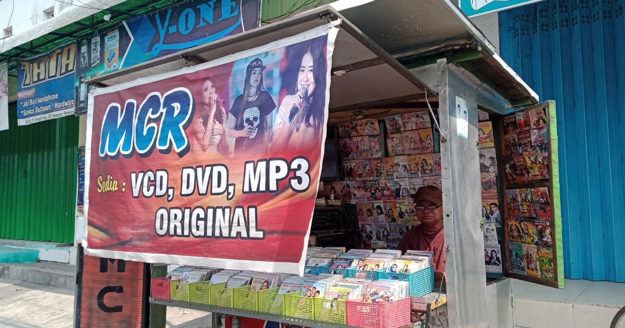 Seniman, 58, pedagang DVD di sekitar Pasar Peterongan. (Foto: Mardiansyah Triraharjo/Ngopibareng.id)