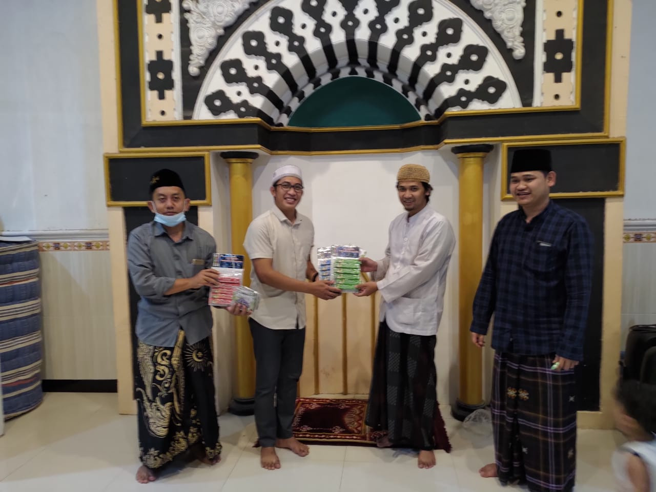 Pengasuh Pesantren Tahsinul Akhlaq Bahrul Ulum, Gus M. Ghozi Ubaidillah As-Shodiq bersama LPBINU Jawa Timur dan Tim Plossa-Amunizer. (Foto: Istimewa)