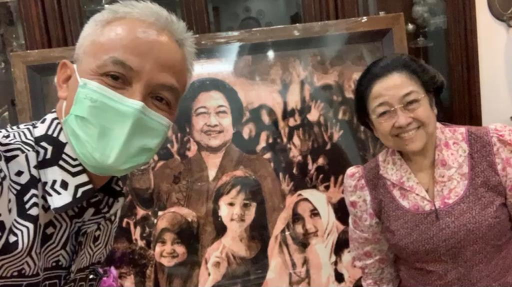 Ganjar bertemu Megawati dan menyerahkan hadiah lukisan. (Foto: Dok Jateng)
