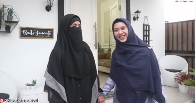 Oki Setiana Dewi saat bertemu ke rumah Umi Pipik untuk konten YouTube pribadinya. (Foto: Tangkapan layar  YouTube)